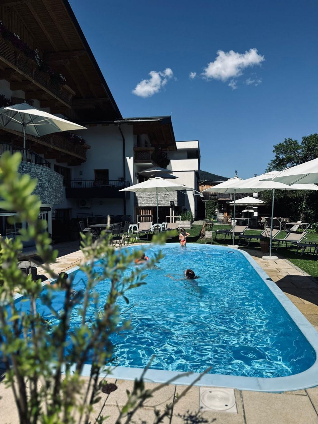 Outdoorpool at Aparthotel Steger