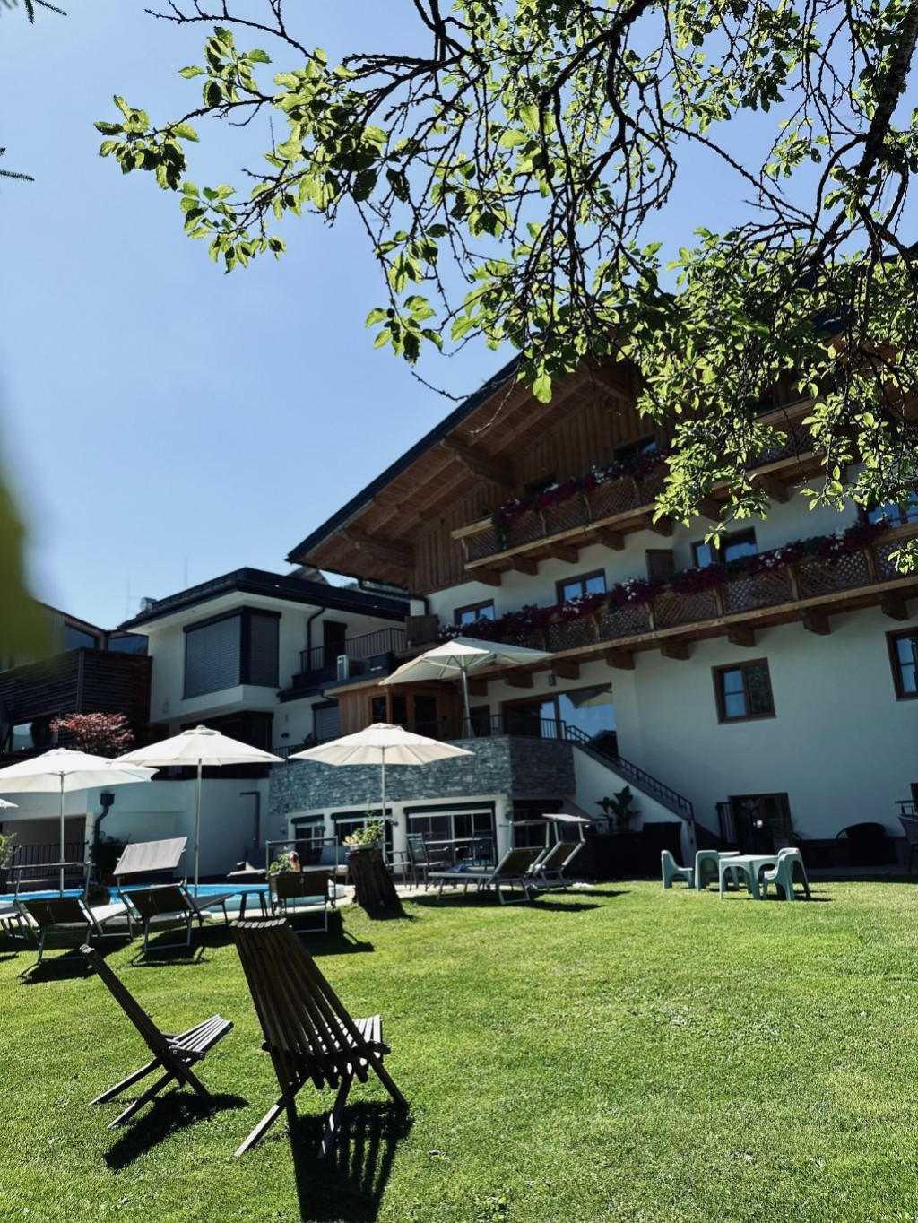 Aussenansicht mit Pool und Sonnenschirmen