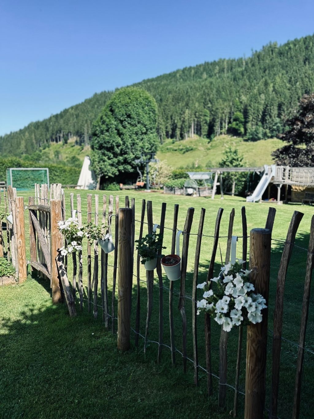 Garten mit Holzzaun und Aussicht