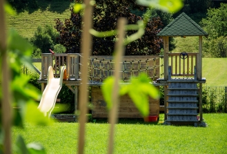 Garten mit Spielturm